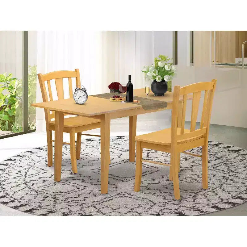 Ensemble de salle à manger 3 pièces HomeStock avec table rectangulaire en bois massif à plateau feuille papillon, finition chêne brun naturel