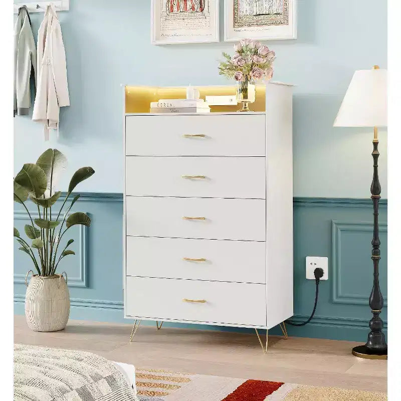 Commode 5 tiroirs pour chambre à coucher, commode haute en bois 53" avec lumières et station de charge, armoire de rangement pour salon et placard