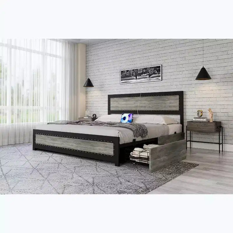 Cadre de lit plateforme King avec 4 tiroirs de rangement et station de recharge USB. Aucun sommier tapissier requis, tête de lit rivetée et lattes métalliques gris.