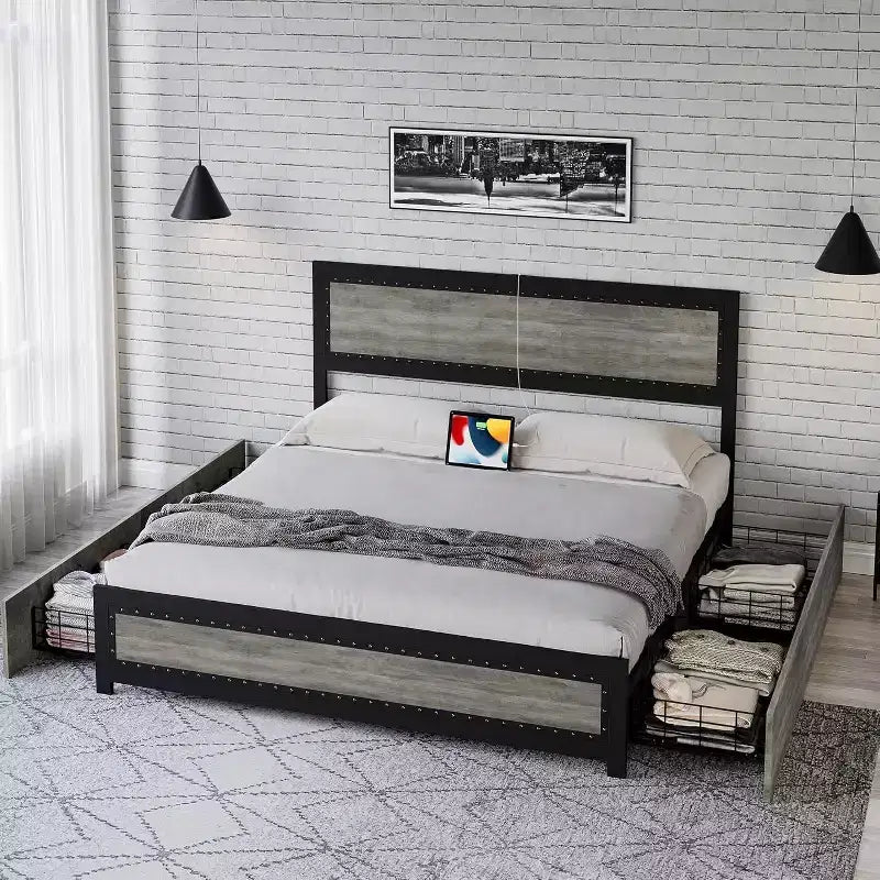 Cadre de lit plateforme King avec 4 tiroirs de rangement et station de recharge USB. Aucun sommier tapissier requis, tête de lit rivetée et lattes métalliques gris.