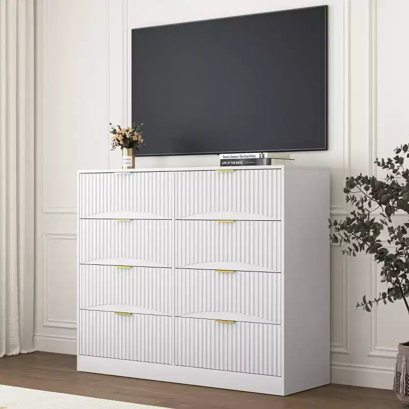 Commode moderne à 8 tiroirs, grand organiseur de rangement avec façades sculptées ondulées et poignées en métal doré pour chambre ou entrée - Panipeachy