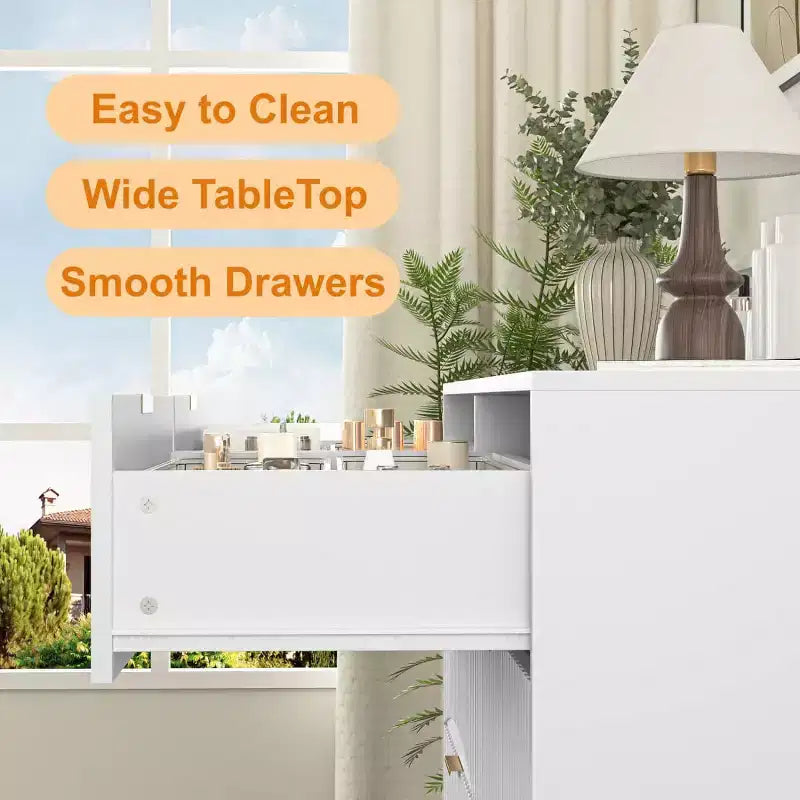 Commode moderne à 8 tiroirs, grand organiseur de rangement avec façades sculptées ondulées et poignées en métal doré pour chambre ou entrée - Panipeachy