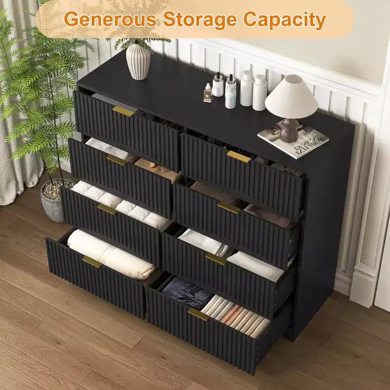 Commode moderne à 8 tiroirs, grand organiseur de rangement avec façades sculptées ondulées et poignées en métal doré pour chambre ou entrée - Panipeachy