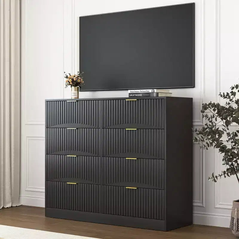 Commode moderne à 8 tiroirs, grand organiseur de rangement avec façades sculptées ondulées et poignées en métal doré pour chambre ou entrée - Panipeachy