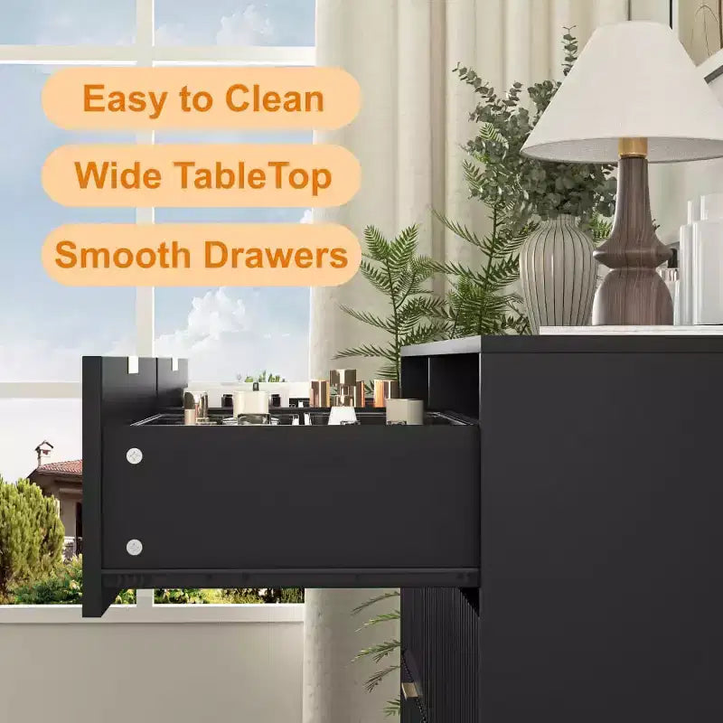 Commode moderne à 8 tiroirs, grand organiseur de rangement avec façades sculptées ondulées et poignées en métal doré pour chambre ou entrée - Panipeachy
