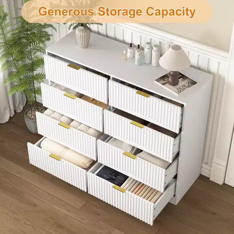 Commode moderne à 8 tiroirs, grand organiseur de rangement avec façades sculptées ondulées et poignées en métal doré pour chambre ou entrée - Panipeachy