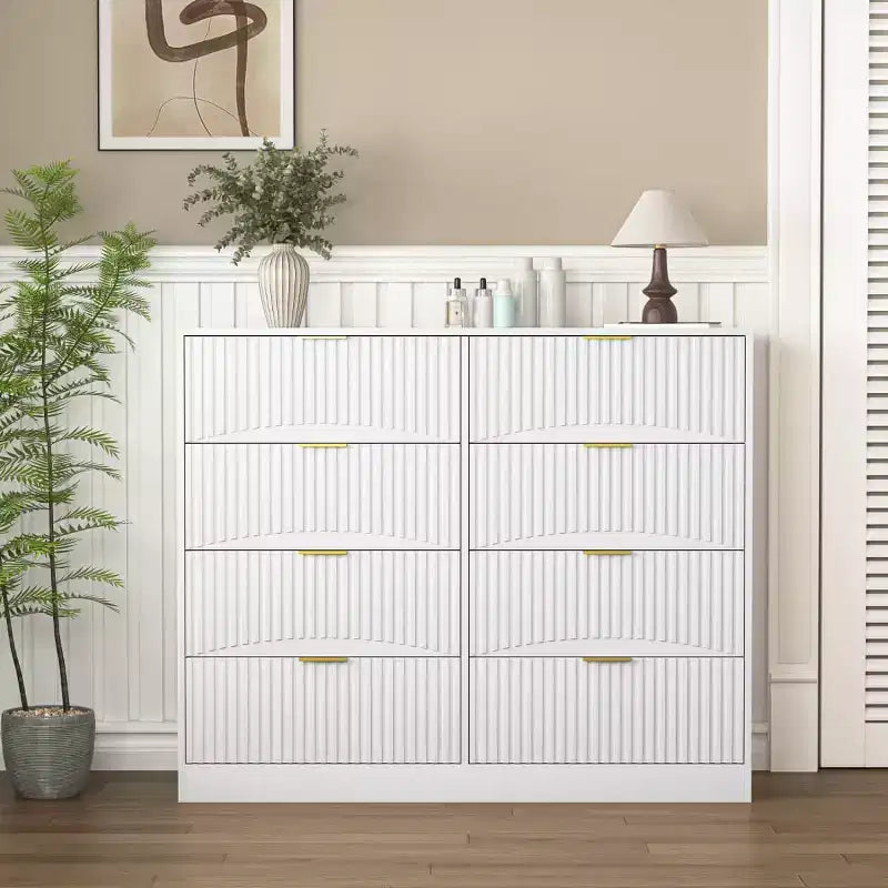 Commode moderne à 8 tiroirs, grand organiseur de rangement avec façades sculptées ondulées et poignées en métal doré pour chambre ou entrée - Panipeachy